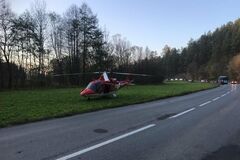 Zrážka motocykla a osobného auta na Kycuciach: Mladého vodiča (17) transportoval vrtuľník
