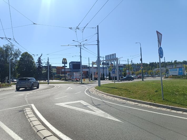Turbo oruhový objazd stále dokáže potrápiť vodičov.