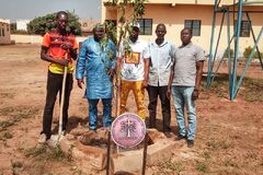 Vysadili prvý Strom  pokoja v Afrike