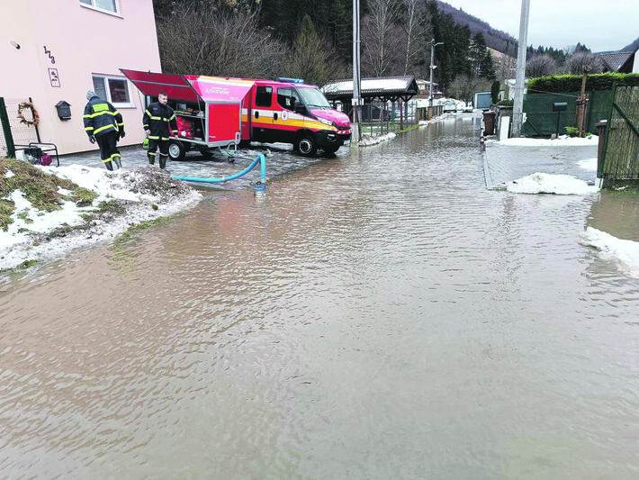 Tieto Vianoce strávili vonku pri odčerpávaní vody z ulice.