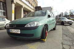 Opapučované auto pred poštou čoskoro odtiahnu