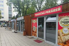 Moderná nákupná pasáž ponúka kávu, kvety i občerstvenie. V pláne je aj revitalizácia priestoru za vstupnou bránou. 