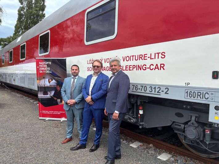 Zástupcovia ZSSK, ČD a ŽOS Vrútky na predstavení modernizovaného lôžkového vozňa ZSSK. 