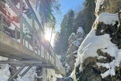 V meste kalamita, vo vyšších polohách rozprávka: Jánošikové diery