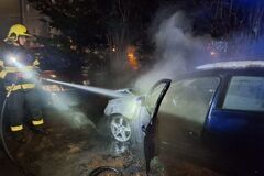 V noci zhorelo auto na Hlinách, šlo o úmyselný čin 