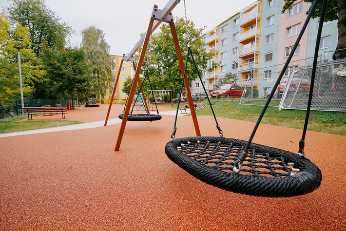 EPDM gumová podlaha znižuje riziko úrazu a uľahčuje pohyb s kočíkom či invalidným vozíkom. 