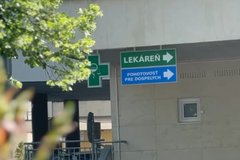 V hlavnej budove polikliniky v Žiline aktuálne lekáreň nehľadajte, sťahuje sa do nových priestorov 