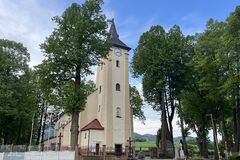 Vandalizmus v Belej pokračuje. Niekto úmyselne ničí staré lipy na cintoríne