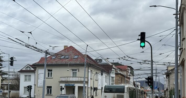 Hluk, piskot a výfuky. Obyvatelia centra Žiliny už strácajú trpezlivosť