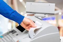 Colníci si posvietili na používanie registračných pokladníc, lietali aj pokuty