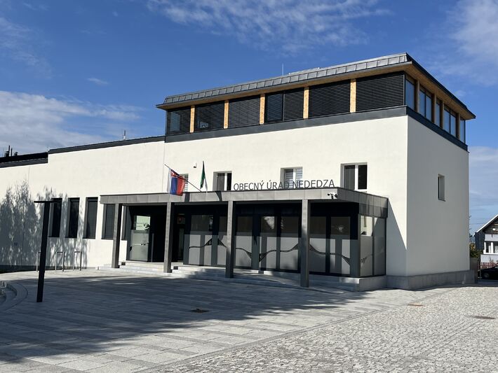 Veľkou premenou prešiel tento rok aj obecný úrad, ktorý bol nastavený o ďalšie podlažie.