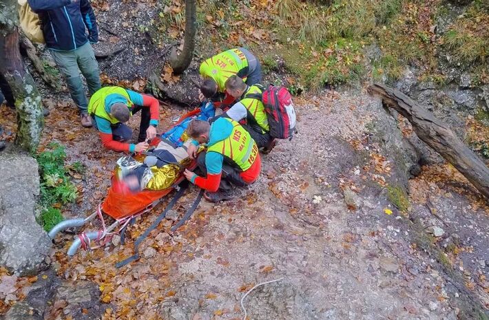 Dramatický zásah v Malej Fatre. Zranenú turistku museli záchranári prenášať cez skalnú tiesňavu