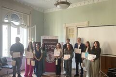 Ticho v sále, hlas v éteri a úspech na dosah