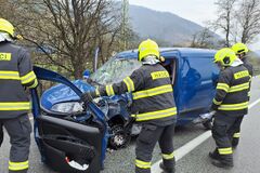 Vodič zostal po zrážke s kamiónom zakliesnený v aute