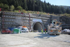 Tunel Višňové čelí ďalším komplikáciám. Zo stavby hlásia desiatky výpovedí