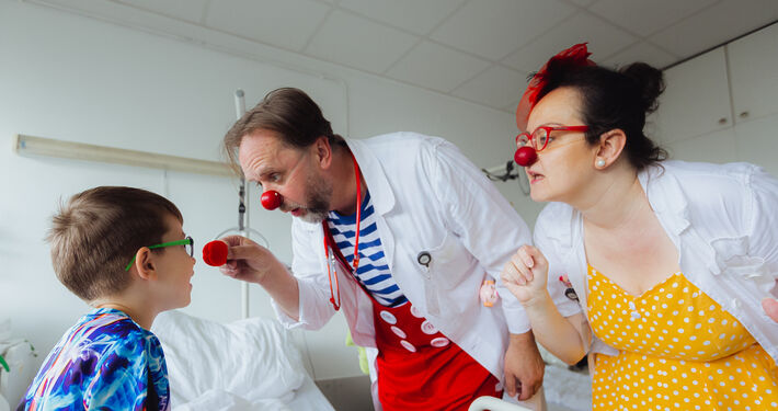 Zdravotní klauni navštevujú deti vo FNsP v Žiline už 20 rokov  