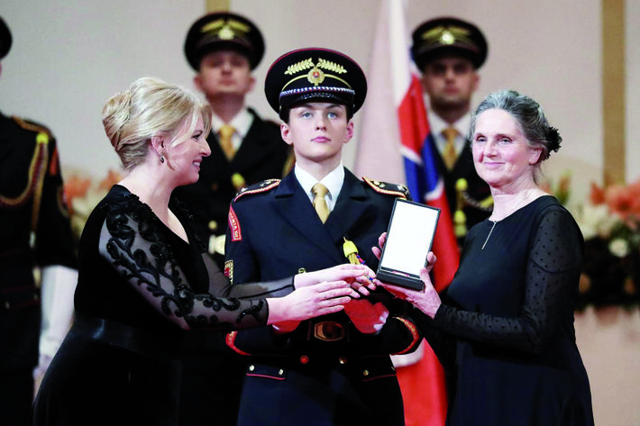 Prezidentka odovzdáva ocenenie Soni Holúbkovej. snímka: FB prezidentky