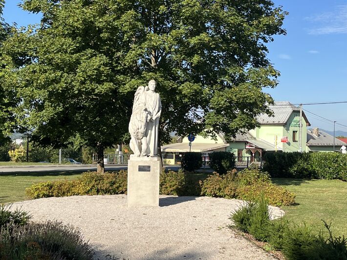 Významným rodákom obce je sochár Alexander Trizuliak. Jeho diela sa nachádzajú aj na námestí pred kostolom.