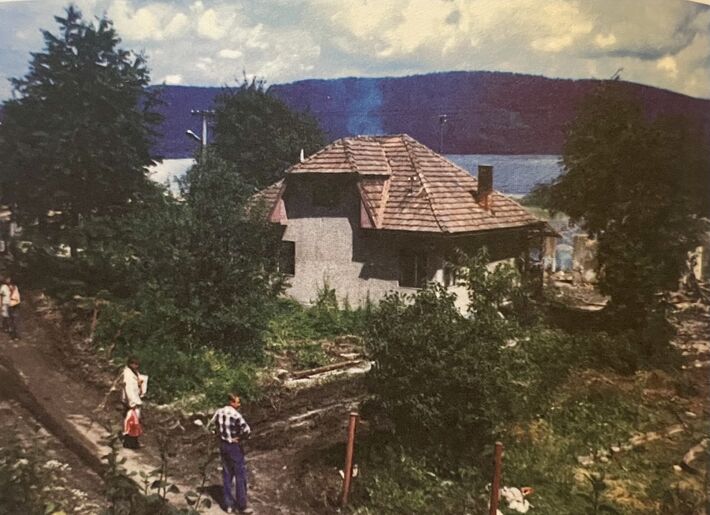 Mestská časť Hruštiny, ktorá dnes už neexistuje. Dom č. 7 počas demolačných prác, Zdroj: publikácia Región Vodného diela Žilina