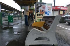 Novinka na autobusovej stanici: nové, odolnejšie lavičky