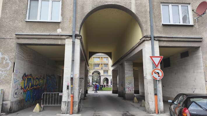 Týmto podjazdom autá v najbližšej dobe nebudú môcť prechádzať. 