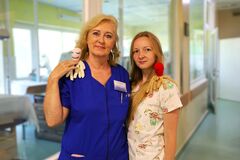 Ručne háčkované chobotničky potešia najmenších pacientov na neonatológii
