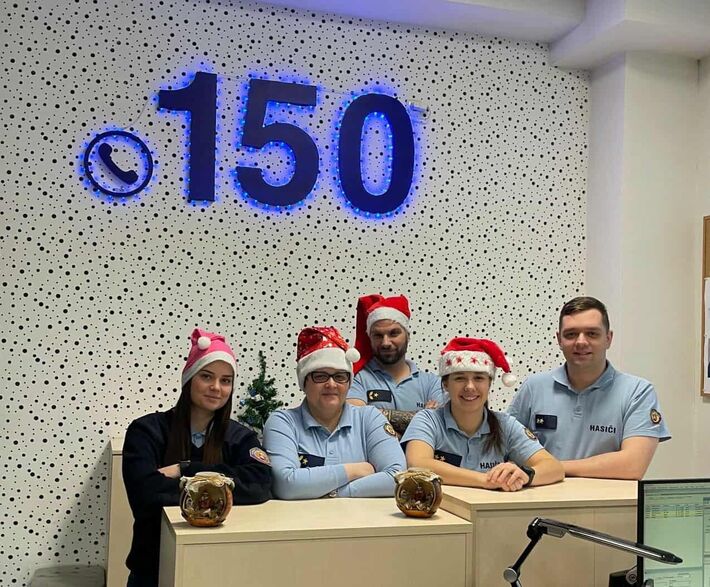 Žilinskí hasiči pracujúci na Operačnom stredisku KR HaZZ V Žiline. 