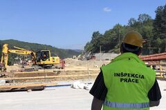 Úrady si posvietili na čiernu prácu: Podozrivé praktiky na kysuckej diaľnici