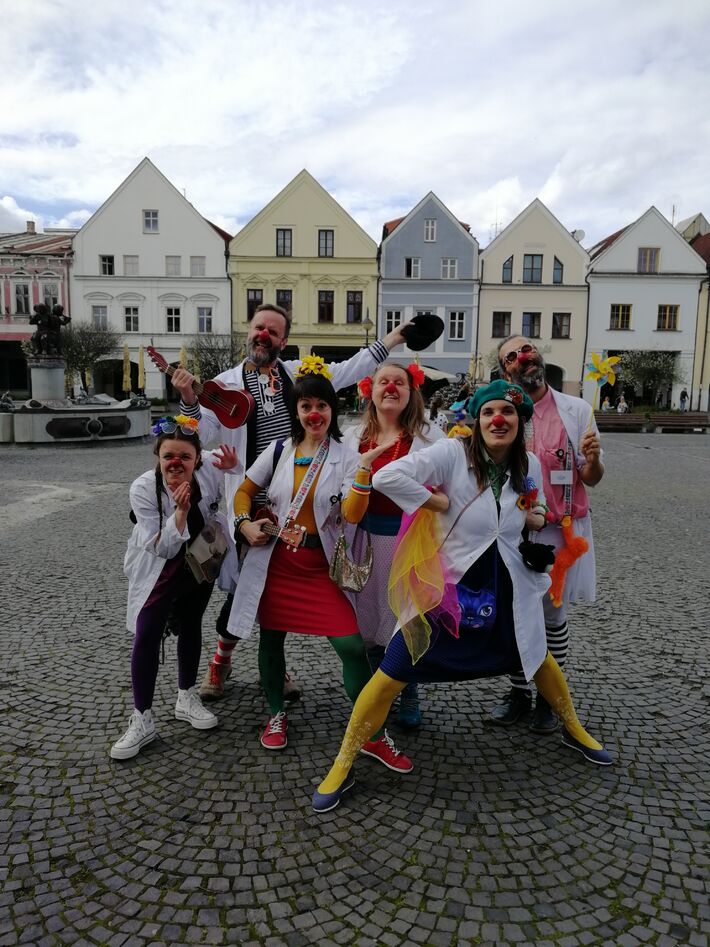 Zdravotní klauni svoje narodeniny oslavovali aj v uliciach Žiliny.