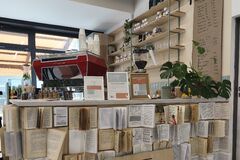 Káva k dobrej knihe patrí. V žilinskej knižnici si po novom môžete dopriať oboje 