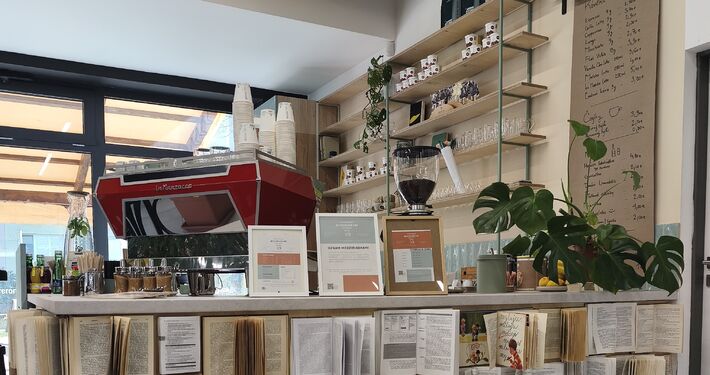 Káva k dobrej knihe patrí. V žilinskej knižnici si po novom môžete dopriať oboje 