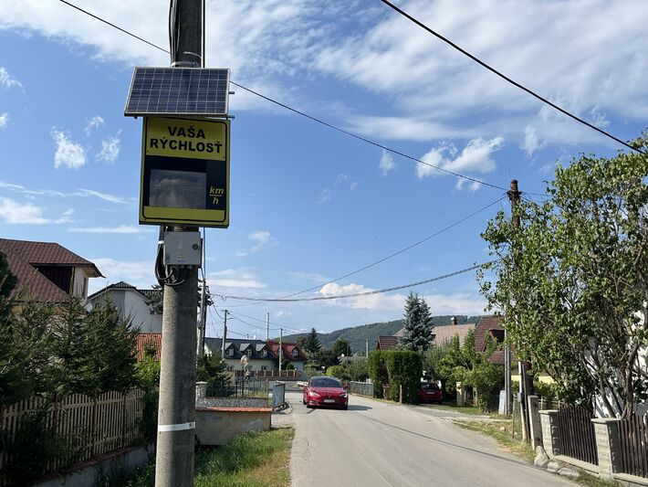 Na ceste platí 40-tka. Podľa ľudí žijúcich pri esíčku ju nedoržiavajú najmä cudzí vodiči.