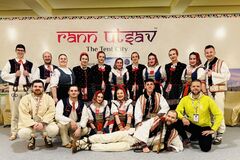 Žilinský FS Stavbár ukazuje svetu pestrosť slovenského folklóru