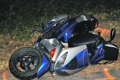 Motocyklista a chodec sa zrazili, obaja ležia v nemocnici