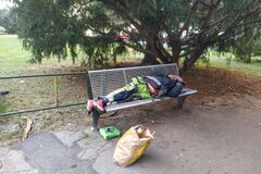 Verejné priestranstvá sa stali lacnou nocľahárňou 