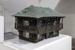 Čičmianske chalupy aj spomienky z detstva zakliate v drôte: výstava „Také slovenské“ na Budatínskom hrade vrcholí