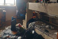 Tí, čo zachraňujú, dnes potrebujú pomoc. Požiar v Trnovom pripravil zdravotníkov o domov, pomáha im celý región