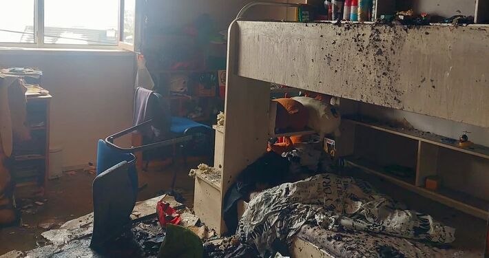 Tí, čo zachraňujú, dnes potrebujú pomoc. Požiar v Trnovom pripravil zdravotníkov o domov, pomáha im celý región