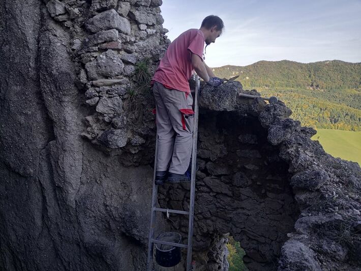 Od roku 2021 zachraňujú aj hrad Súľov, z ktorého sa zachovalo iba niekoľko múrov.