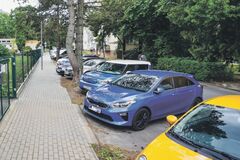 Prípravy na zavedenie regulovaného parkovania na Hlinách V, VI, VII a na Bôriku pokračujú, obyvatelia si už môžu vybaviť parkovacie karty
