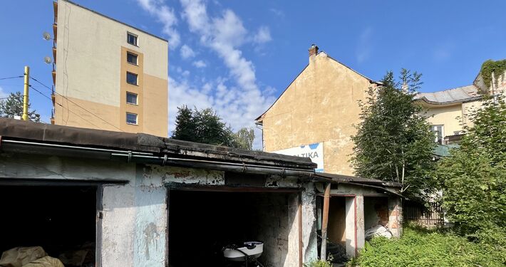 V Žiline pri centre mesta horeli opustené garáže, v priestoroch sa zdržujú ľudia pochybnej povesti