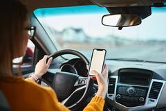 Najnebezpečnejší slovenský zvyk: mobil za volantom priznáva 7 Z 10 vodičov