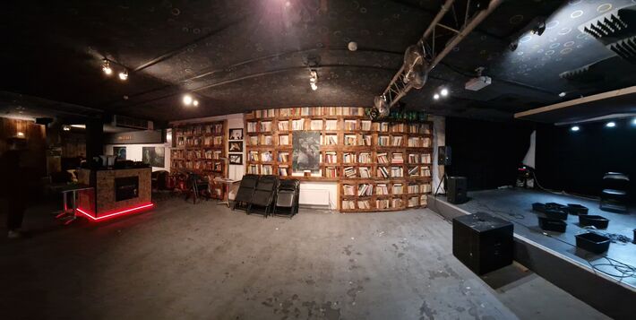 V priestoroch kultúrneho centra nájdete pódium, knižnicu aj spoločenské hry.