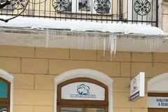 Pozor na padajúce cencúle! Hrozí nebezpečenstvo z výšky