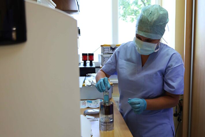 Moderná technológia využíva vlastnú krv pacienta na podporu hojenia chrupaviek, kostí, šliach a väzov.