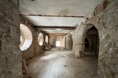 Majitelia Kuneradského zámku ukázali suterén. Plánujú v ňom wellness aj bazén