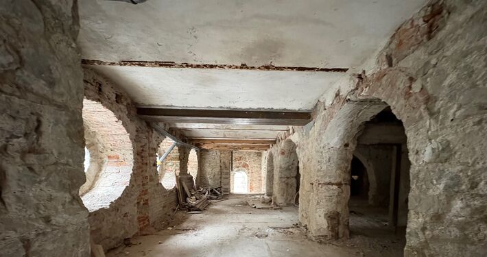 Majitelia Kuneradského zámku ukázali suterén. Plánujú v ňom wellness aj bazén