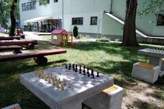 Park v knižnici ožil novými kvetmi aj kompostérom   