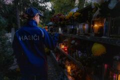 Hasiči zasahovali aj počas dušičkovej noci: horieť začalo na cintorínoch 