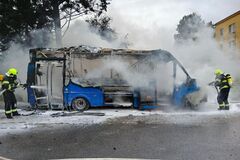 Požiar mikrobusu prímestskej dopravy spôsobil škodu 165-tisíc eur, nikto nebol zranený 